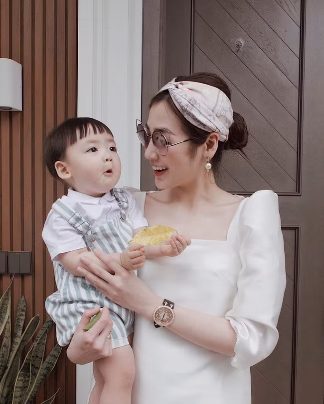 Chiêm ngưỡng 11 set đồ trắng đẹp quá mức quy định của mỹ nhân Việt ảnh 9