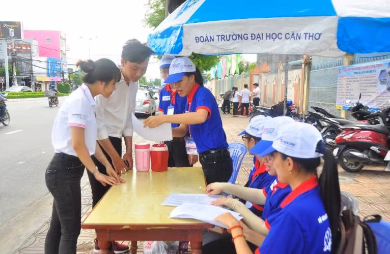 Tuổi trẻ Cần Thơ khẩn trương hỗ trợ tiếp sức mùa thi ảnh 1