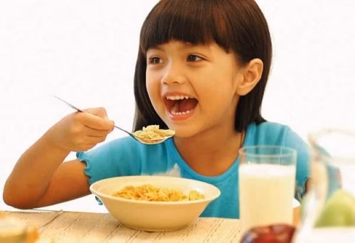 4 thói quen cho bé ăn sáng khiến con chậm lớn, dễ rối loạn tiêu hóa
