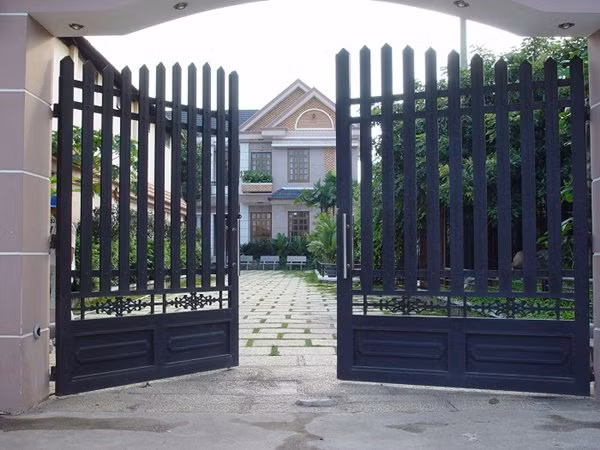 Những mẫu cổng hàng rào sắt đẹp, biến nhà đẹp sang chảnh như biệt thự ảnh 7