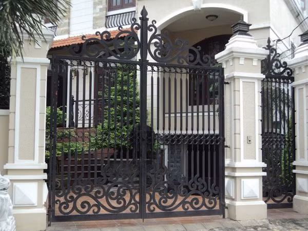 Những mẫu cổng hàng rào sắt đẹp, biến nhà đẹp sang chảnh như biệt thự ảnh 15