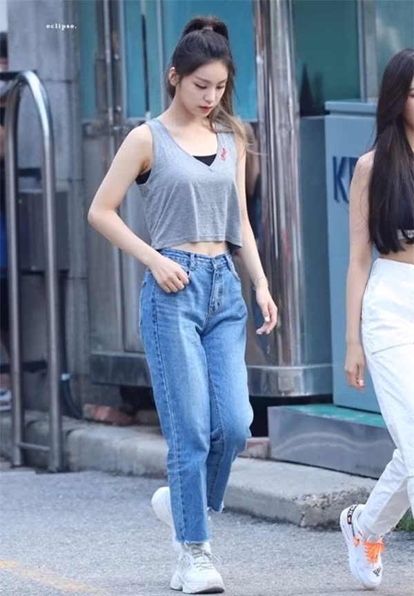 Gu thời trang đời thường đơn giản nhưng bắt mắt của 5 Idol xinh đẹp nhất showbiz Hàn ảnh 18