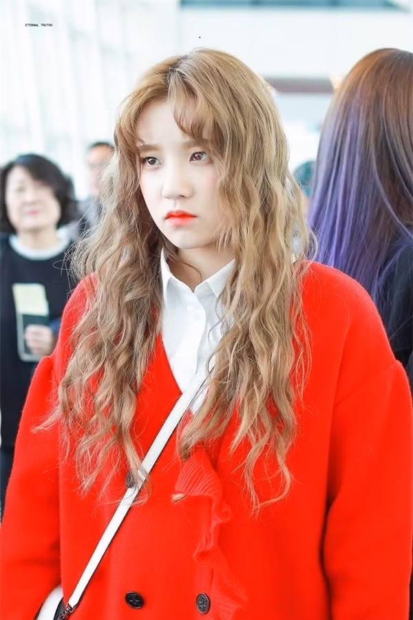 Gu thời trang đời thường đơn giản nhưng bắt mắt của 5 Idol xinh đẹp nhất showbiz Hàn ảnh 20