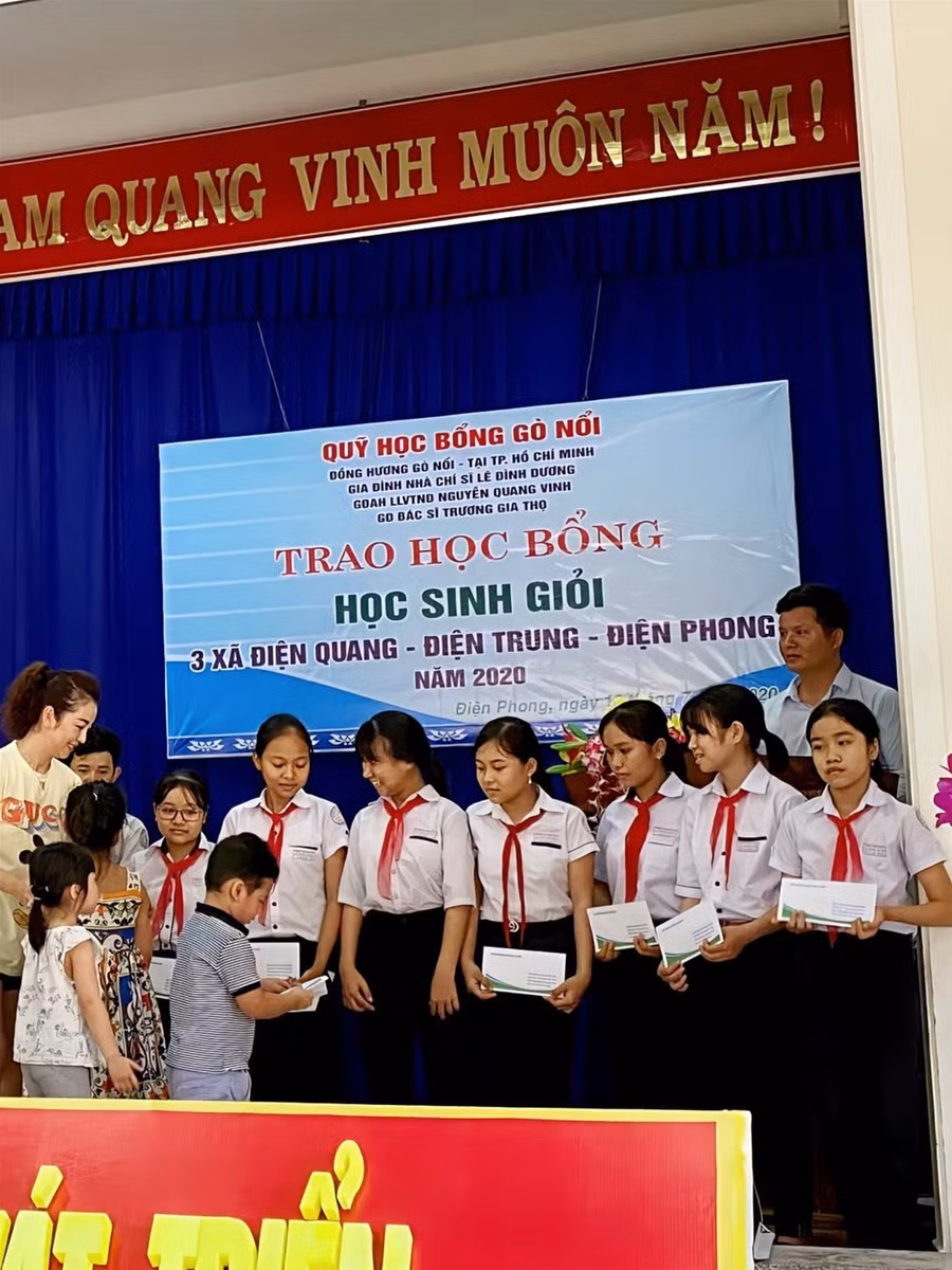 Jennifer Phạm trao học bổng cho học sinh xuất sắc tại Quảng Nam ảnh 2