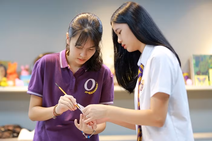 "Vòng Đời", cuộc triển lãm ấn tượng từ vật liệu tái chế của cô và trò ảnh 2