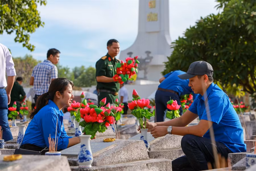Tuổi trẻ Quảng Bình tri ân các anh hùng liệt sĩ ảnh 1