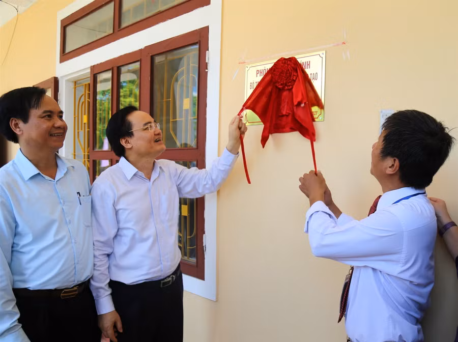 Bộ trưởng Phùng Xuân Nhạ động viên, tặng quà thầy trò vùng khó Quảng Trị ảnh 2
