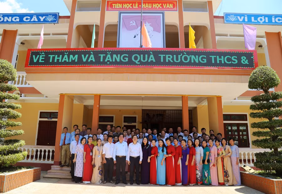 Bộ trưởng Phùng Xuân Nhạ động viên, tặng quà thầy trò vùng khó Quảng Trị ảnh 3