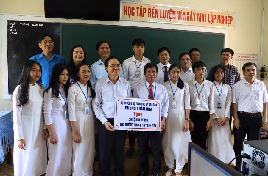 Bộ trưởng Phùng Xuân Nhạ động viên, tặng quà thầy trò vùng khó Quảng Trị ảnh 1