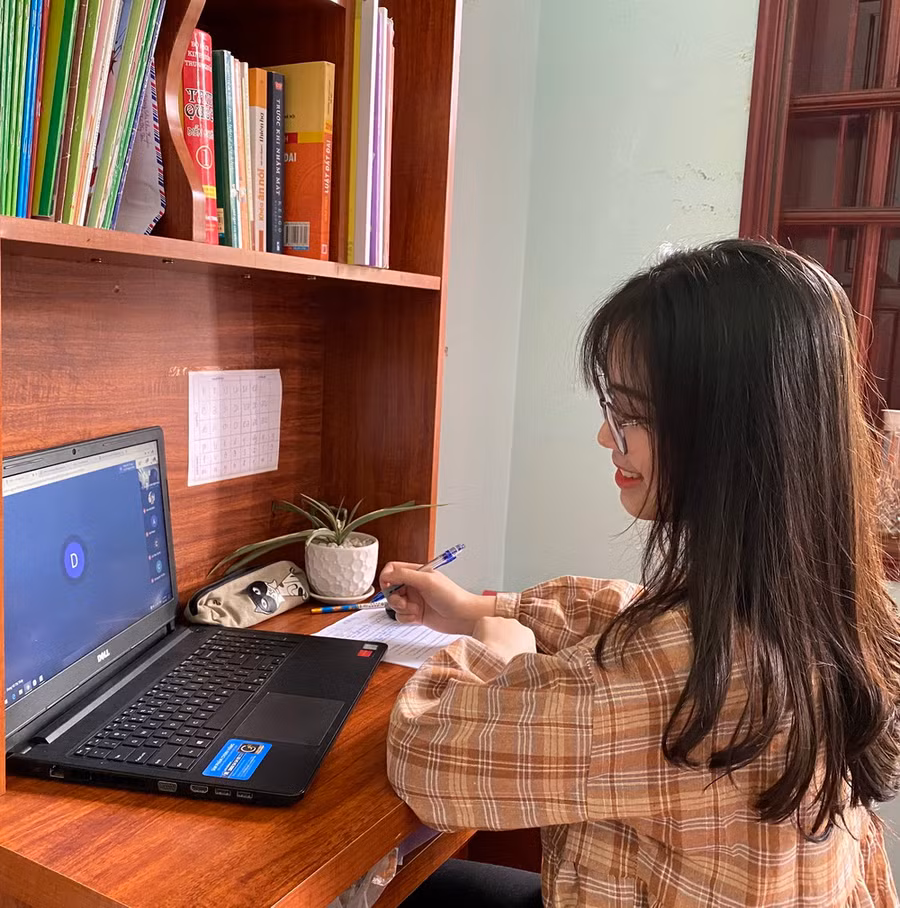Nhật ký của sinh viên khi học trực tuyến tại nhà ảnh 10