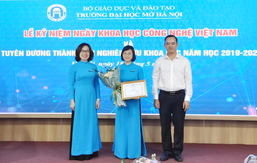 Trường ĐH Mở Hà Nội tuyên dương giảng viên, sinh viên có thành tích NCKH ảnh 2