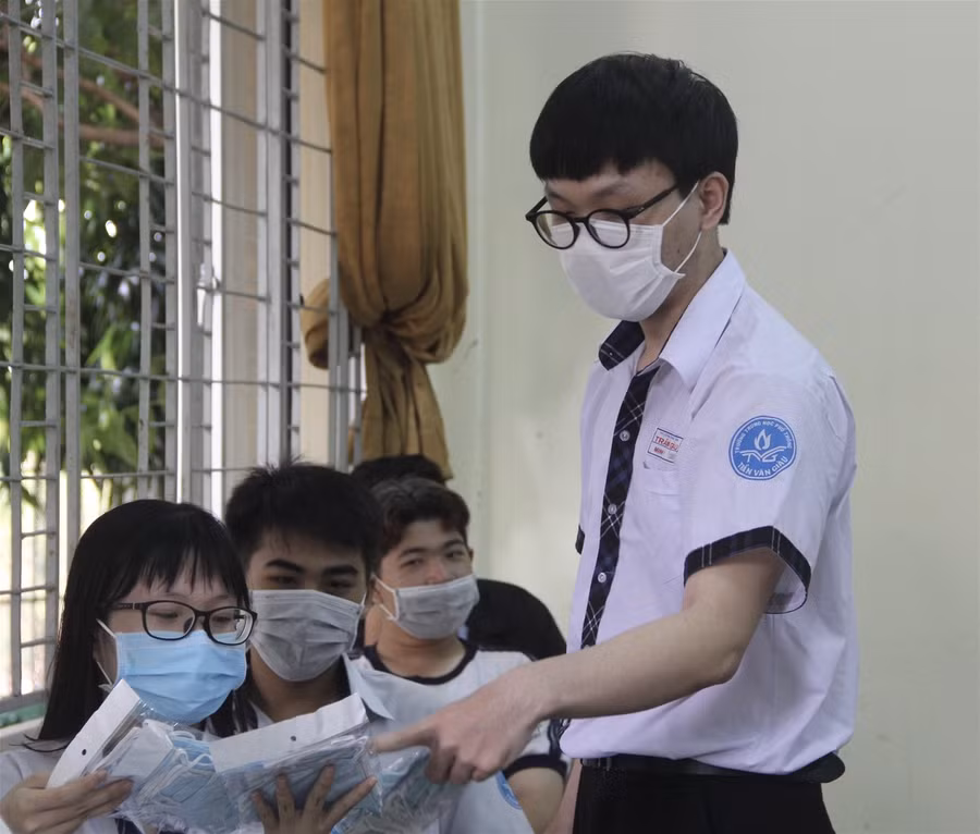 Học sinh TP.HCM vui mừng trở lại trường sau đợt nghỉ phòng dịch Covid-19 ảnh 14