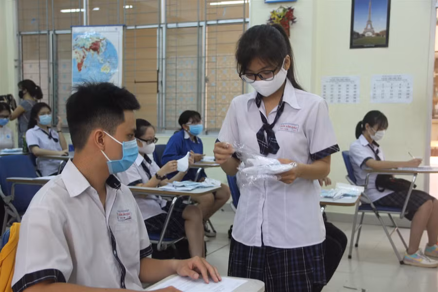 Học sinh TP.HCM vui mừng trở lại trường sau đợt nghỉ phòng dịch Covid-19 ảnh 13