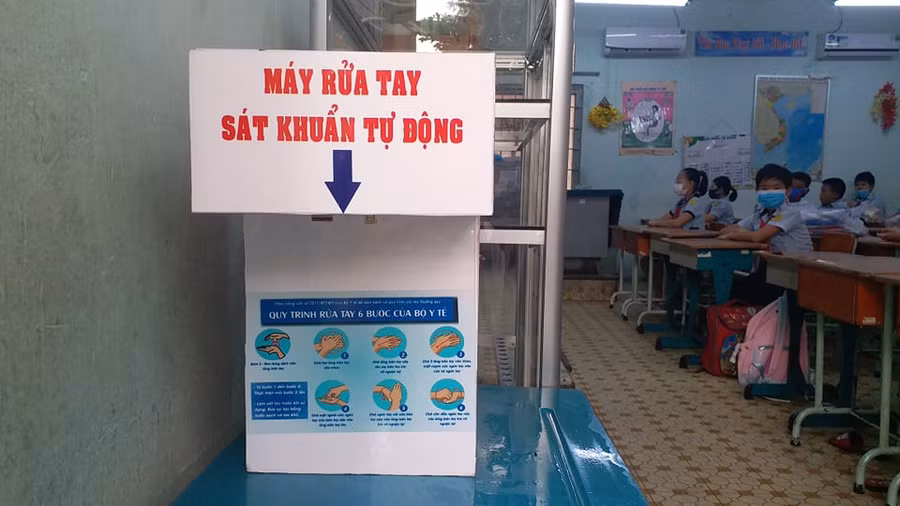 Thầy giáo làm máy rửa tay tự động đón trò trở lại trường ảnh 1