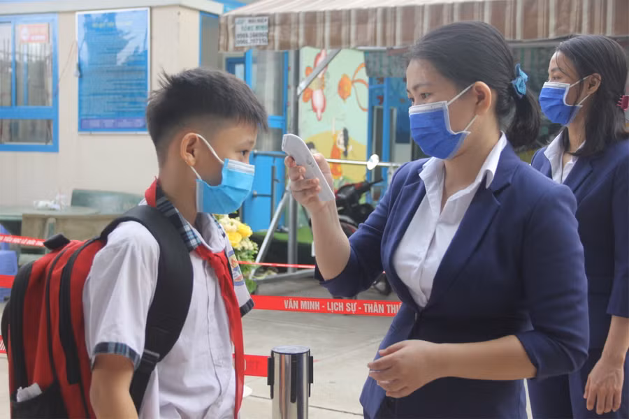 Thầy cô hóa nhân vật hoạt hình đón học sinh tiểu học trở lại trường ảnh 4