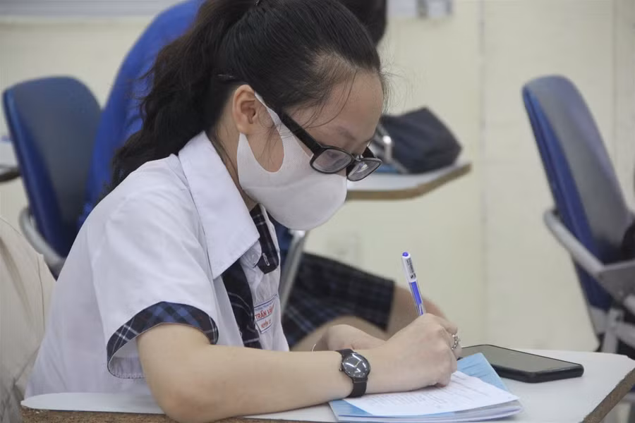 Học sinh TP.HCM vui mừng trở lại trường sau đợt nghỉ phòng dịch Covid-19 ảnh 12