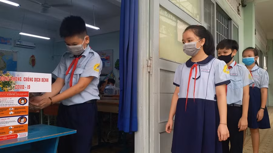 Thầy giáo làm máy rửa tay tự động đón trò trở lại trường ảnh 2