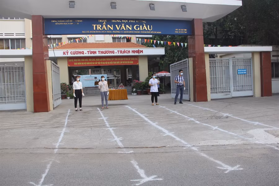 Học sinh TP.HCM vui mừng trở lại trường sau đợt nghỉ phòng dịch Covid-19 ảnh 1