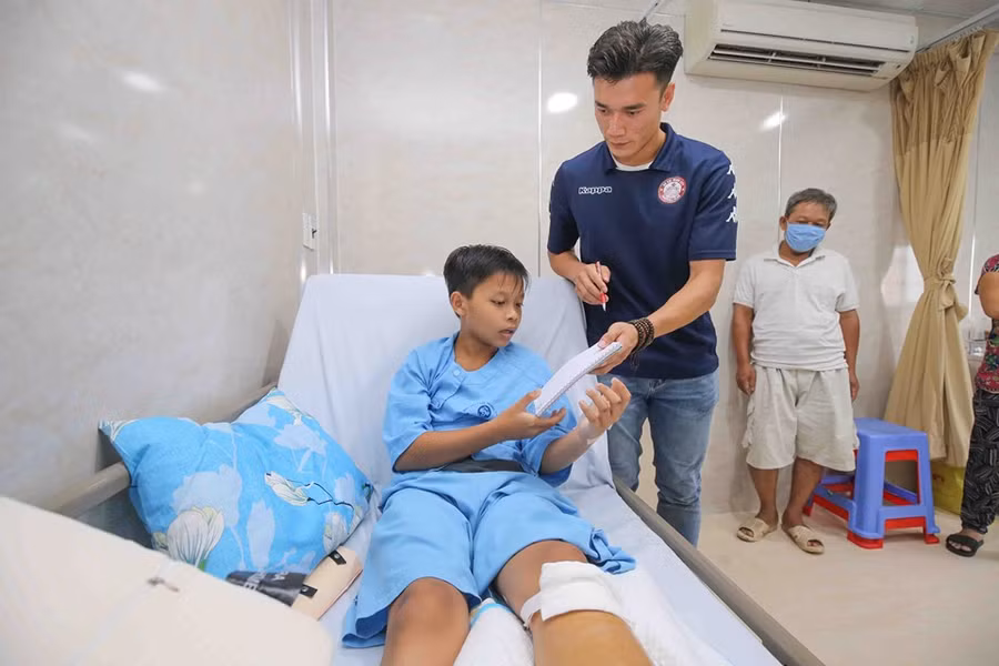 CLB bóng đá TP.HCM sẻ chia với các học sinh trong vụ cây phượng bật gốc ảnh 3