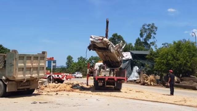 Thanh Hóa: Va chạm xe tải, 3 người tử nạn bên trong xe con bẹp dúm ảnh 2