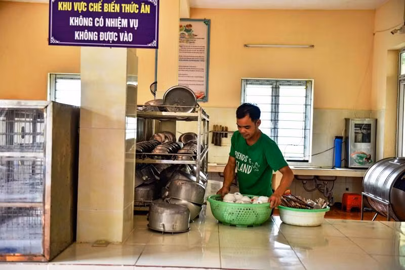 Thầy cô lo từng bữa ăn, giấc ngủ cho thí sinh nơi vùng cao, biên giới ảnh 3