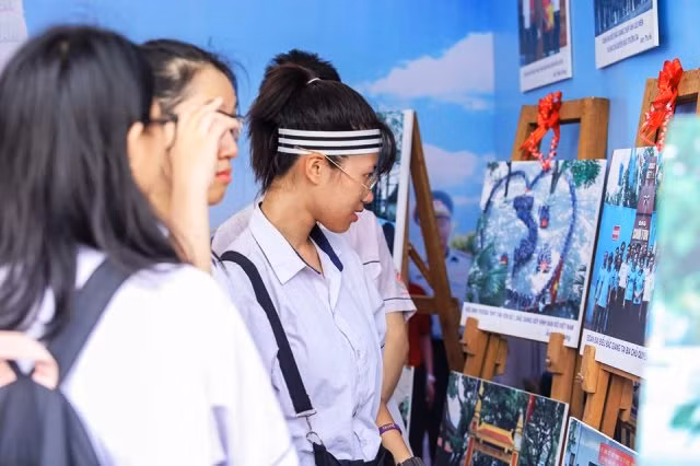 Triển lãm ảnh về chủ quyền và phát triển biển, đảo Việt Nam tại quảng trường Lam Sơn ảnh 4