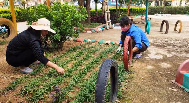 Thầy cô tất bật chuẩn bị đón học sinh trở lại trường ở vùng biên Việt – Lào ảnh 2