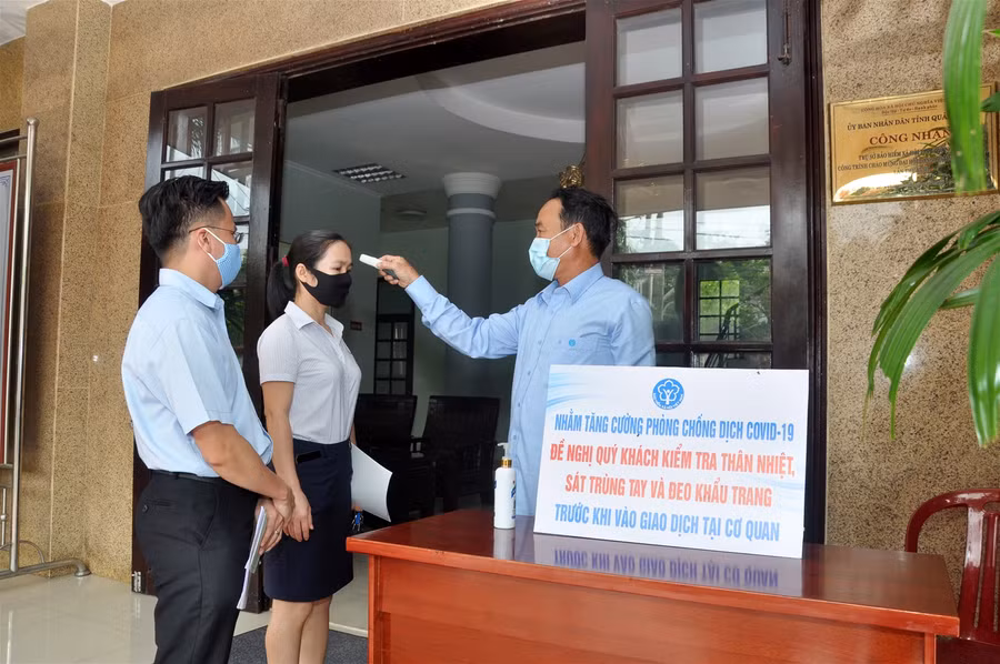 BHXH Việt Nam hỗ trợ người dân thực hiện khai báo y tế điện tử