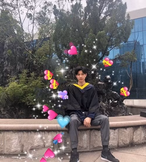Nhờ chụp hộ hình tốt nghiệp, cô gái bất ngờ thành đôi với người thầm thương trộm nhớ ảnh 2
