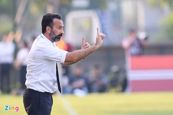 Vì sao HLV ngoại khó trụ lại lâu dài ở V.League? ảnh 1