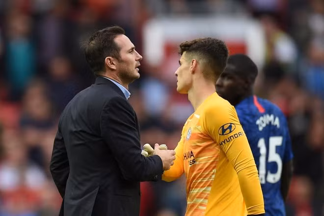 Chelsea khó xử với thủ môn đắt nhất thế giới ảnh 1