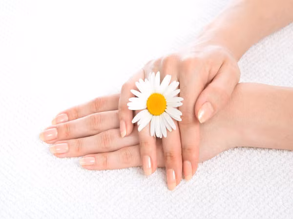 Gợi ý 6 mẹo đơn giản giúp móng tay chắc khỏe, sáng bóng ảnh 1