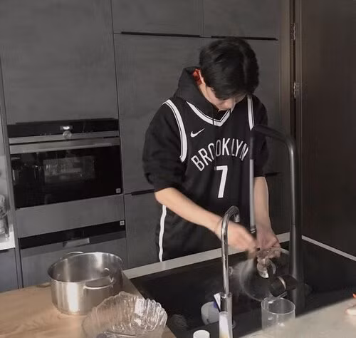 Nhờ chụp hộ hình tốt nghiệp, cô gái bất ngờ thành đôi với người thầm thương trộm nhớ ảnh 5