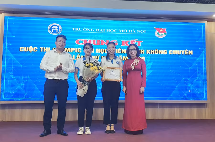 SV trường ĐH Mở Hà Nội thể hiện tài năng Tin học và Tiếng Anh với chủ đề "Tự hào tuổi trẻ thế hệ Bác Hồ" ảnh 1