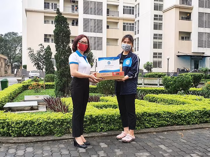 Hỗ trợ nhu yếu phẩm cho sinh viên khó khăn "mắc kẹt" trong dịch Covid-19 ảnh 1