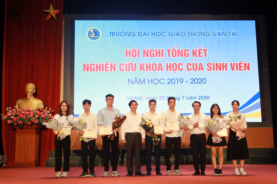 Nhiều đề tài NCKH của sinh viên giải quyết vấn đề thực tiễn khoa học giao thông vận tải ảnh 1