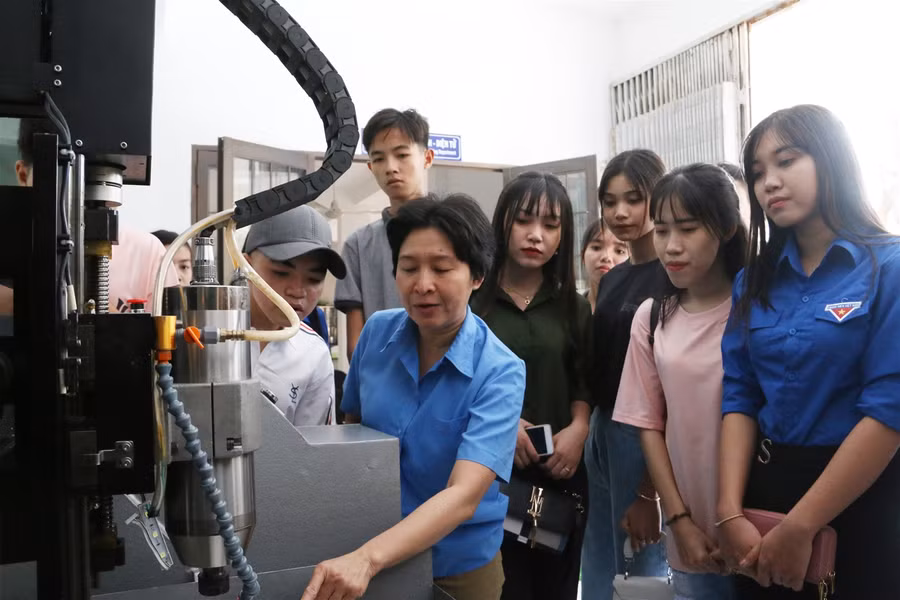 Trường Đại học chế tạo máy phay cho gia công điêu khắc tranh ảnh 2