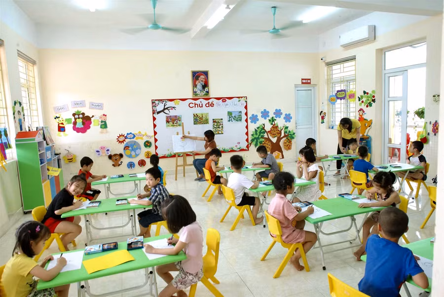 Những khoảnh khắc xúc động khi trẻ mầm non gặp lại cô giáo, bạn bè ảnh 3