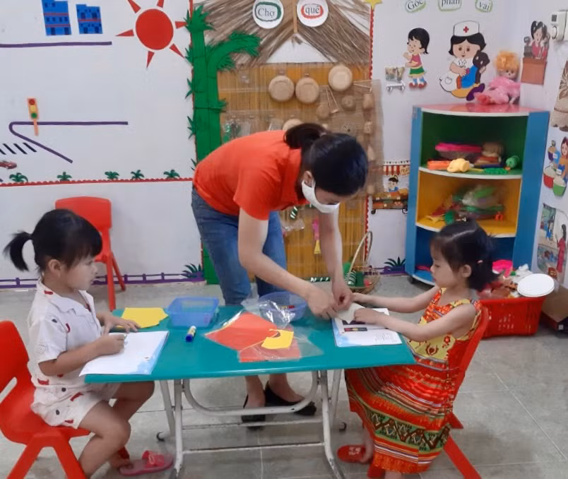 Những khoảnh khắc xúc động khi trẻ mầm non gặp lại cô giáo, bạn bè ảnh 2