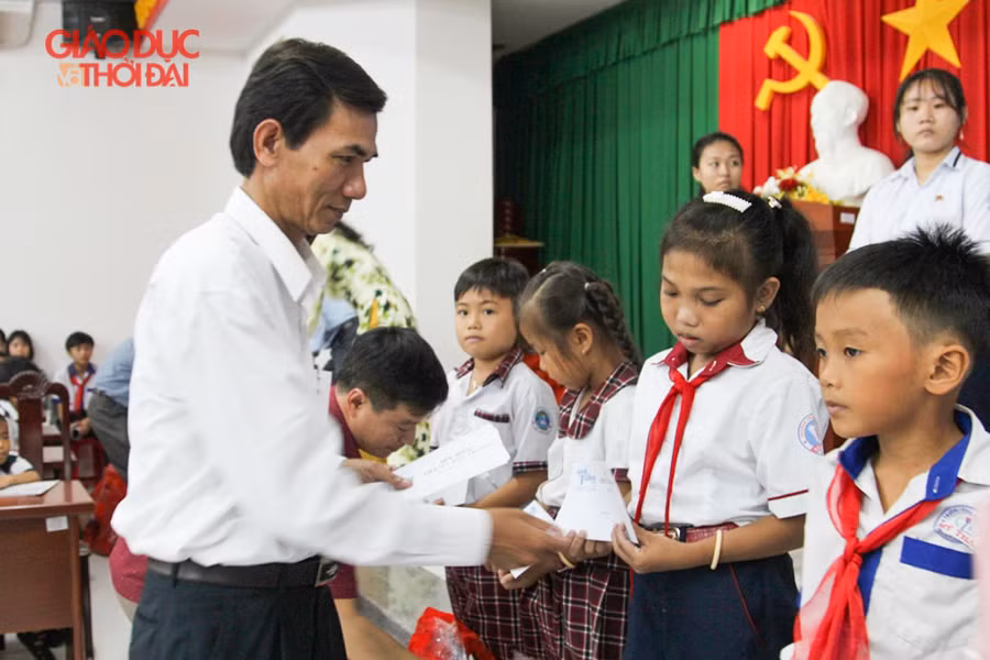 Báo Giáo dục và Thời đại "tiếp sức đến trường": Ngày vui của thầy, trò huyện Hòn Đất ảnh 7