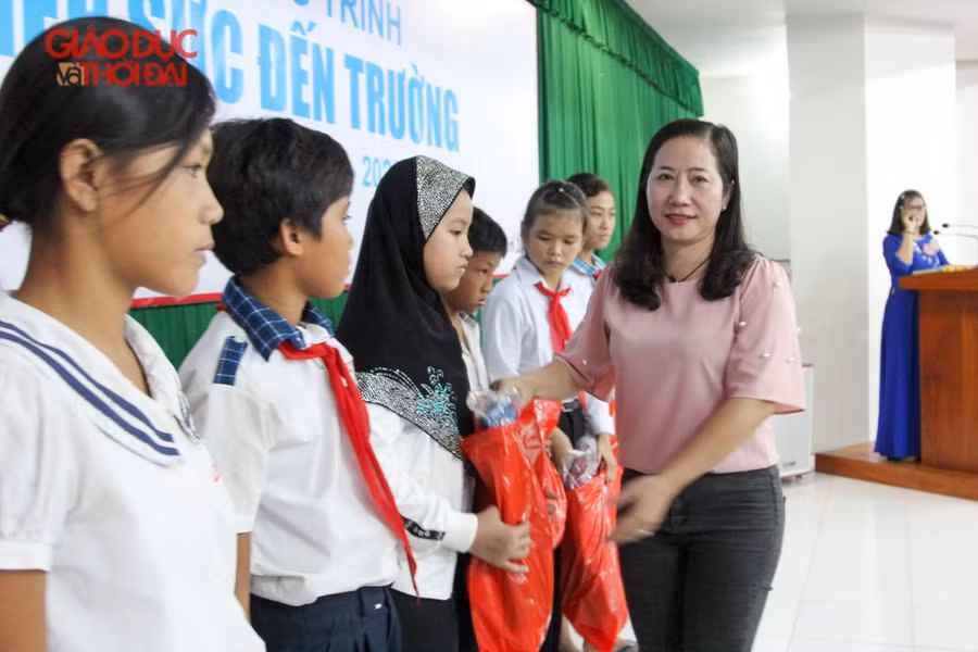 Báo Giáo dục và Thời đại "tiếp sức đến trường": Ngày vui của thầy, trò huyện Hòn Đất ảnh 10