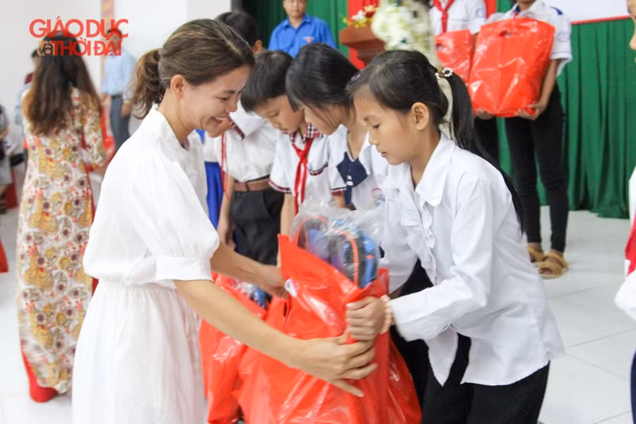 Báo Giáo dục và Thời đại "tiếp sức đến trường": Ngày vui của thầy, trò huyện Hòn Đất ảnh 11