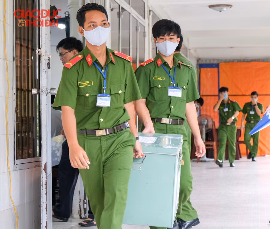 Cận cảnh áp tải đề thi bằng xe chuyên dụng ảnh 4