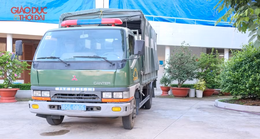 Cận cảnh áp tải đề thi bằng xe chuyên dụng ảnh 1