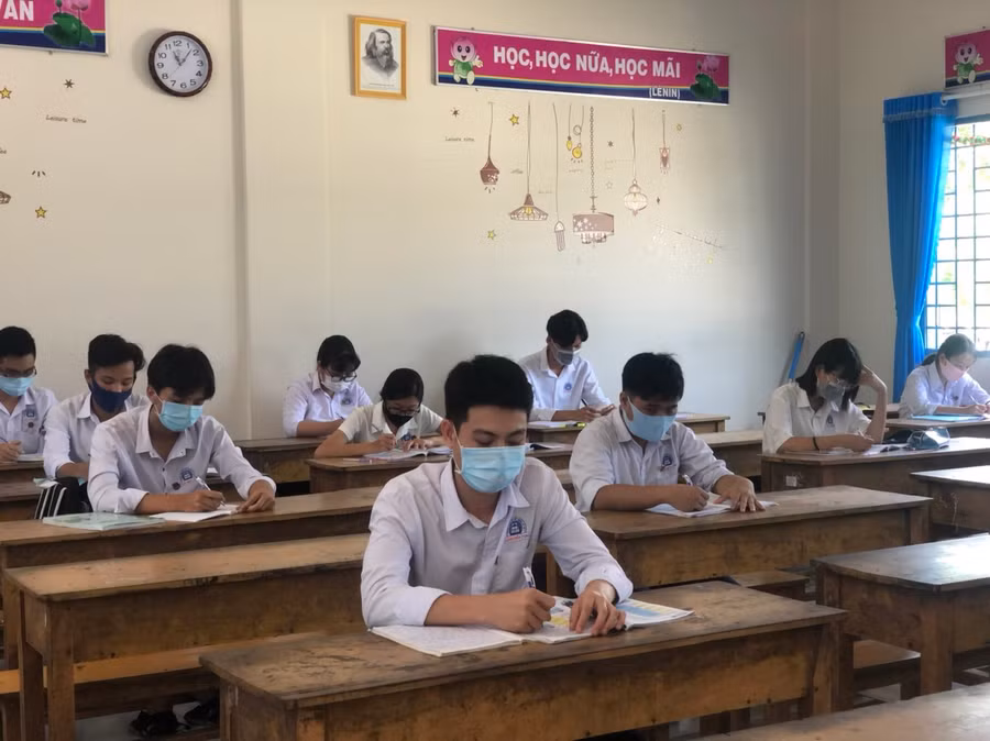 Đồng bằng sông Cửu Long: HS lớp 9 và lớp 12 đồng loạt trở lại trường ảnh 1