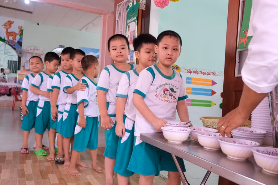 Hình ảnh bé lớp Lá đáng yêu ngày trở lại trường ảnh 13