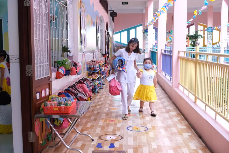 Hình ảnh bé lớp Lá đáng yêu ngày trở lại trường ảnh 9