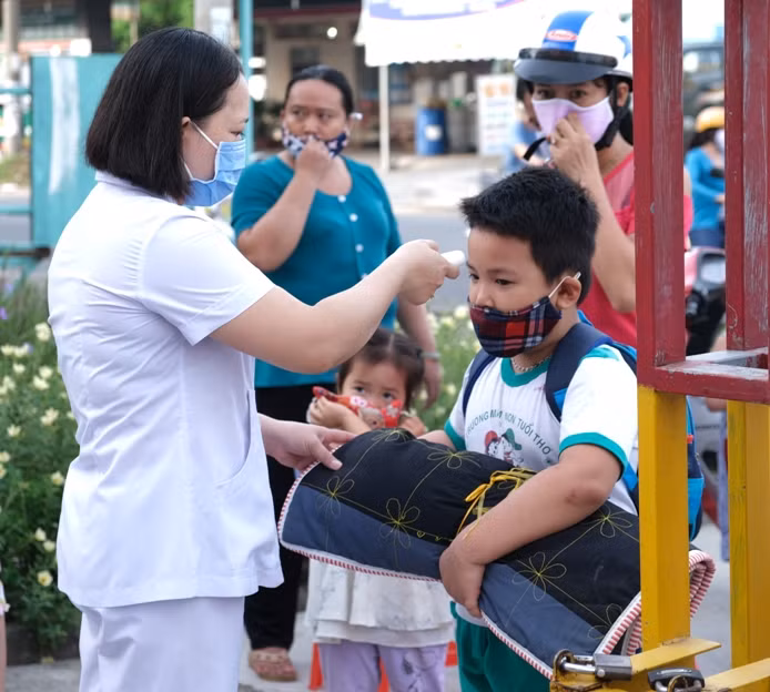 Hình ảnh bé lớp Lá đáng yêu ngày trở lại trường ảnh 1