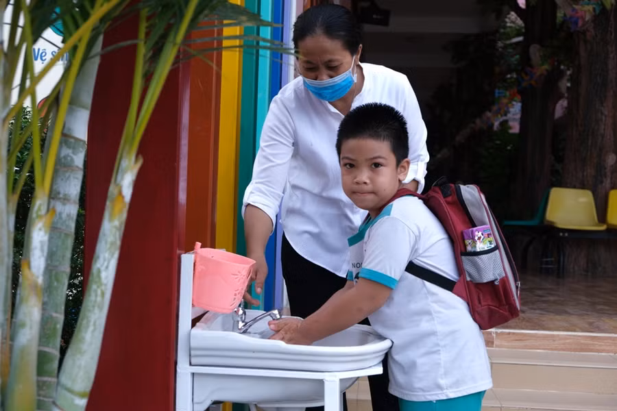 Hình ảnh bé lớp Lá đáng yêu ngày trở lại trường ảnh 7