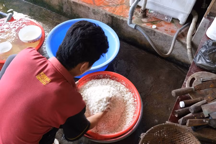 Người già, người trẻ cồn Sơn gói bánh gửi tặng tuyến đầu chống dịch ảnh 6